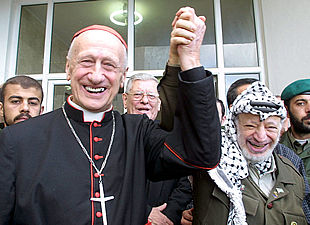 Yasir Arafat, a la derecha, y el cardenal Roger Etchegaray, enviado del Papa, se cogen de la mano en Ramala.