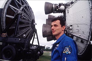 Pedro Duque, durante el entrenamiento para volar en el  Discovery, en 1998.