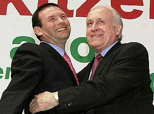 Juan José Ibarretxe y Xabier Arzalluz se abrazan durante el mitin celebrado en Pamplona.