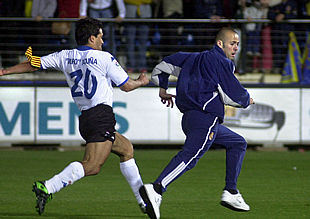 El    Toro     Acuña, a punto de lanzar una patada al espectador al que persiguió, para derribarle. 