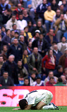 Figo se lamenta sobre el césped.