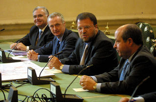 Juan Cotino, Pedro Morenés, Sánchez Monteseirín y Torres Hurtado, ayer, en el Ayuntamiento de Sevilla.