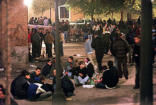 Varios grupos de jóvenes consumen el  botellón  en la plaza del Dos de Mayo de Madrid.