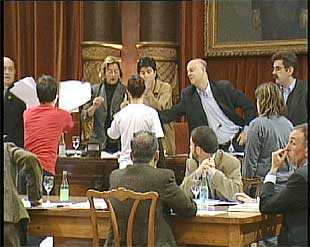 Concejales de Batasuna lanzan papeles sobre los concejales del PP en el Ayuntamiento donostiarra.