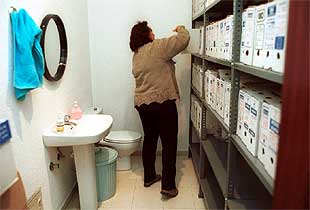 CC OO denuncia que en un juzgado de Vélez se archiva hasta en los aseos