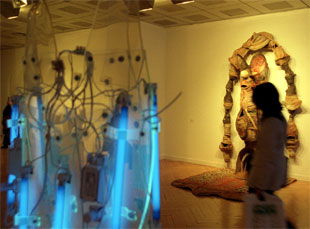 Piezas de Maribel Domènech, en primer plano, y de Yolanda Tabanera, en    Desesculturas. 