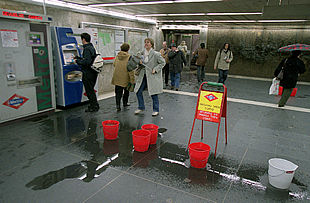 CON PARAGUAS EN EL METRO.