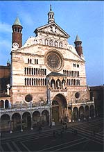 La catedral de Cremona, de los primeros años del siglo XII, se sitúa en la geométrica y armoniosa plaza del Comune.