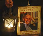 Un seguidor del político holandés Pim Fortuyn, fallecido en atentado, porta un farol y un letrero (