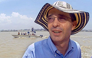 Álvaro Uribe, en campaña electoral en la región caribeña de Barranquilla el pasado mes de abril.