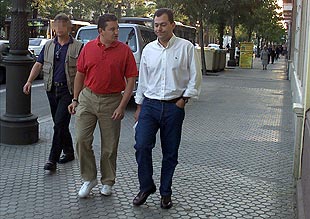 Antonio Sanz y José Luis Sanz, ayer, a la llegada a la sede regional del PP en Sevilla.