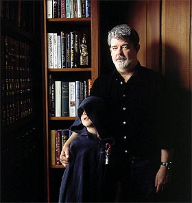 George Lucas, con su hijo Jet cubierto con una capa de    jedi,  en su casa de California.