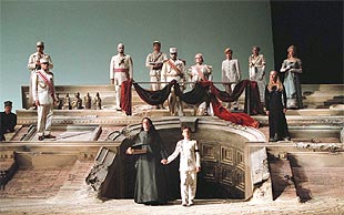 Una escena de    Los troyanos,  de Berlioz, en el Teatro Comunale de Florencia.