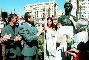 Los familiares de Antonio Molina y el alcalde tras el descubrimiento del busto.