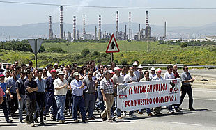 Trabajadores del sector del metal de Cádiz, durante la manifestación de ayer.