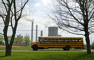 Un autobús escolar pasa ante la central eléctrica situada en Cheshire (Estados Unidos).