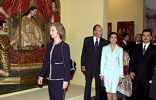 Los Reyes y el presidente de Guatemala y su esposa pasan ante el  Monumento funerario a un niño  (siglo XVII).