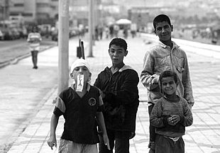 Cuatro niños mendigan por las calles de Melilla.