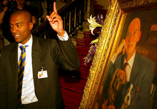 El  número dos  de la Lista Pim Fortuyn, anoche, junto a un retrato de su líder asesinado.