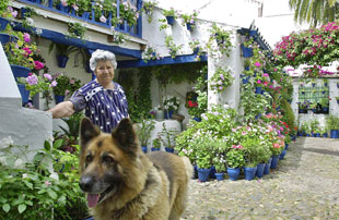 Josefa Gómez posa con su perro, Boby en el patio ganador del primer premio de arquitectura antigua.