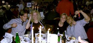 Michel Salgado y Roberto Carlos, con sus esposas, durante la cena de celebración de la    novena  Copa de Europa del Madrid, el miércoles, en Glasgow.