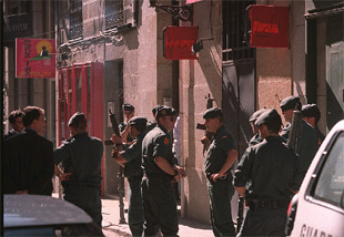 Agentes de la Guardia Civil, el martes pasado 14 de mayo, ante el piso de la calle de Piamonte en el que fue hallado el arsenal del    comando Madrid. 