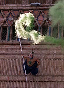 El día de los museos arranca con un montaje de Comediants