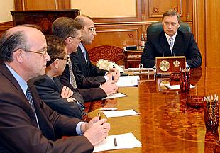 Mijaíl Kasiánov, a la derecha, en la reunión que mantuvo ayer con responsables de petroleras rusas.