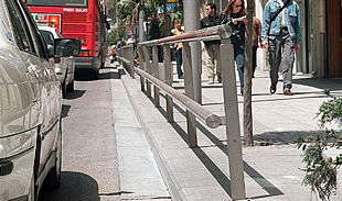 LA NUEVA BARANDILLA YA ESTÁ  DETERIORADA.