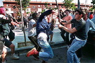Jóvenes denominados 'antifascistas' se enfrentan con los manifestantes antimezquita.