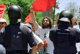 Un grupo de manifestantes, frente al cordón policial, ayer, en la  Marcha a Rota .