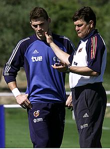 José Antonio Camacho toma las pulsaciones a Casillas.