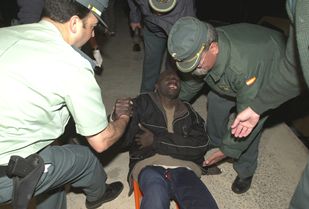 18 inmigrantes se salvan achicando agua de su patera