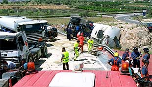 Un camión derrama 4.000 litros de gasóleo al volcar en la pista de Ademuz