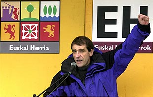 El parlamentario vasco Josu Ternera, en un mitin de Euskal Herritarrok, en mayo del año pasado.