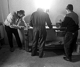 Enfermos de esquizofrenia en un taller ocupacional en Carabanchel (Madrid).