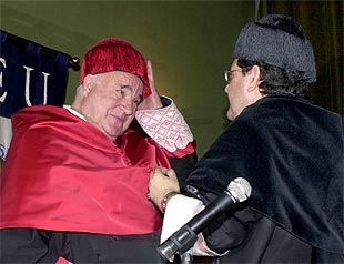 El ex canciller Helmut Kohl es investido doctor   honoris causa   por el rector de la Universidad San Pablo CEU.
