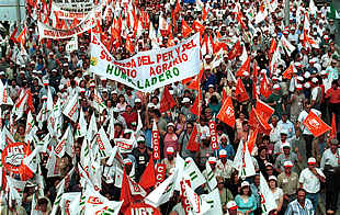 Manifestantes contra la reforma laboral y del subsidio agrario, ayer, en las calles de Málaga.