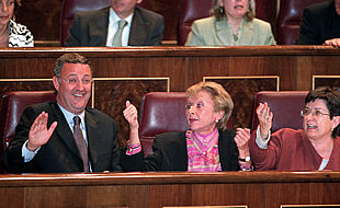 Los diputados del PSOE Jesús Caldera, Teresa Fernández de la Vega y Teresa Cunillera, ayer en el pleno.