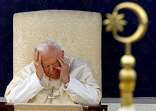 El Papa no pudo bajar solo del avión ni leer su discurso en Bakú