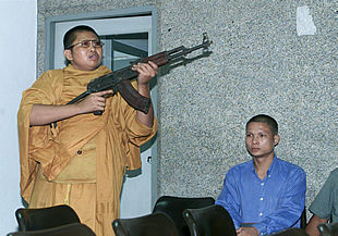 Un monje budista asalta el Parlamento tailandés