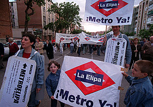 NIÑOS Y MAYORES, POR EL METRO EN LA ELIPA.