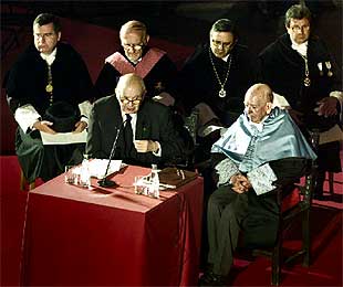 Martí de Riquer, a la izquierda, y el padre Batllori, ayer en Santa María del Mar.