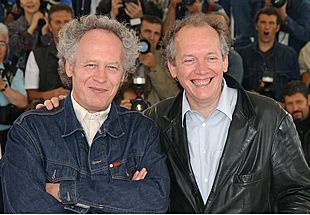 Jean-Pierre Dardenne, a la izquierda, y su hermano Luc posan ante los fotógrafos en Cannes.
