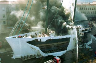 Incendio del  velero de nombre 'Lamo' en el Muelle del Reloj del puerto de Barcelona.