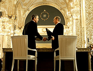 Los presidentes Bush y Putin se dan la mano tras firmar el tratado de desarme, ayer en el Kremlin.