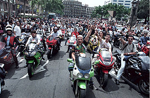 La manifestación de motoristas a su llegada a la plaza de Catalunya.