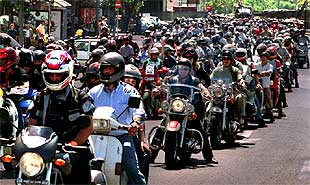 LOS MOTEROS SE MANIFIESTAN EN VALENCIA.