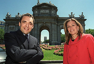 Rafael Simancas y Trinidad Jiménez, el pasado viernes en la Puerta de Alcalá, uno de los monumentos más emblemáticos de Madrid.