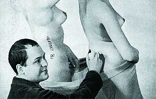 El artista italiano Piero Manzoni, firmando unas    esculturas vivas  (1961).